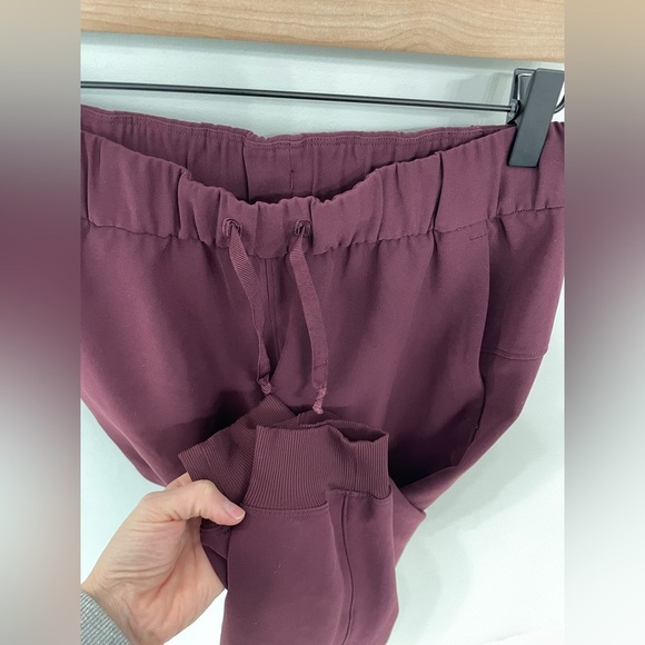 Lululemon On the Fly Jogger Woven Size 4 Womens Pants Burgundy Cassis Travel 21 - Picture 3 of 10